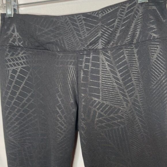 Fabletics Cropped Black Shiny & Matte Print Leggings. Size small. - Picture 2 of 5